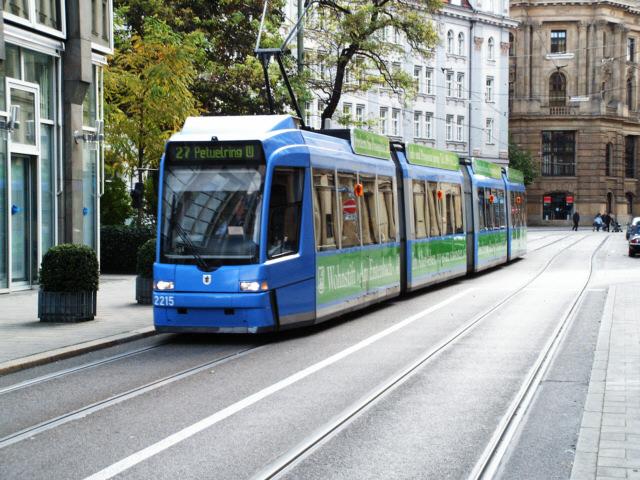 Zur Auer Dult wurden wegen der groen Fahrgastzahlen auch R3.3. auf der 27er eingesetzt. Wagen 2215 an der Ottostrae.