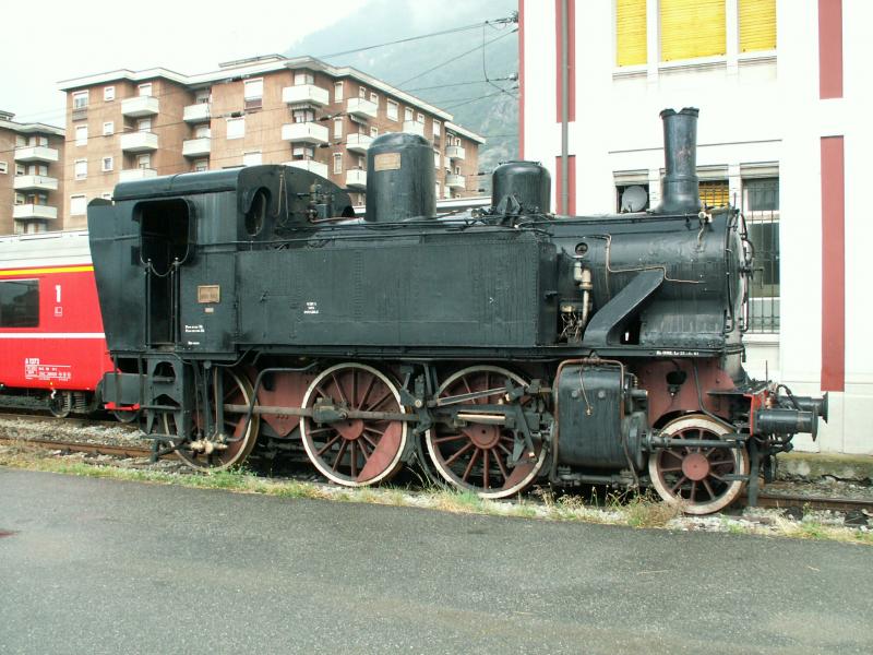 Zur Aufarbeitung durch den Verein  Gruppo ALe 883  steht die Lok 880 051 (Breda 1922)auf einem Abstellgleis in Tirano.Vor dieser Lok steht noch die  desolate 851.057,die aber mit Autos 
 zugeparkt  war.Man sieht sie von einem anderen Fotografen unter Italien/Dampfloks/740 (Es ist aber eine 851)
Hinten sieht man noch einen RhB Wagen hervorschauen.Die Rhtische Bahn hat hier ihre Endstation in einem sep.Bahnhof.Tirano 31.07.05