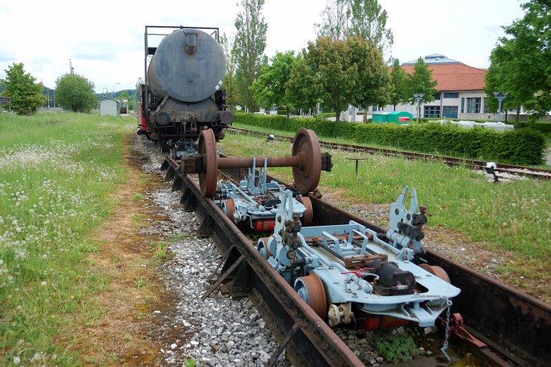 Zur Besichtigung: Rollbockanlage des  Albbhnle . Hier kann man anhand einer Achse sehen, wie der Rollbock in das Radwerk eines Normalspurwagens  greift  und diesen in der Schwebe hlt, um mit ihm auf Schmalspurschienen zu verkehren. Erkundbar am Bahnhof Amstetten.