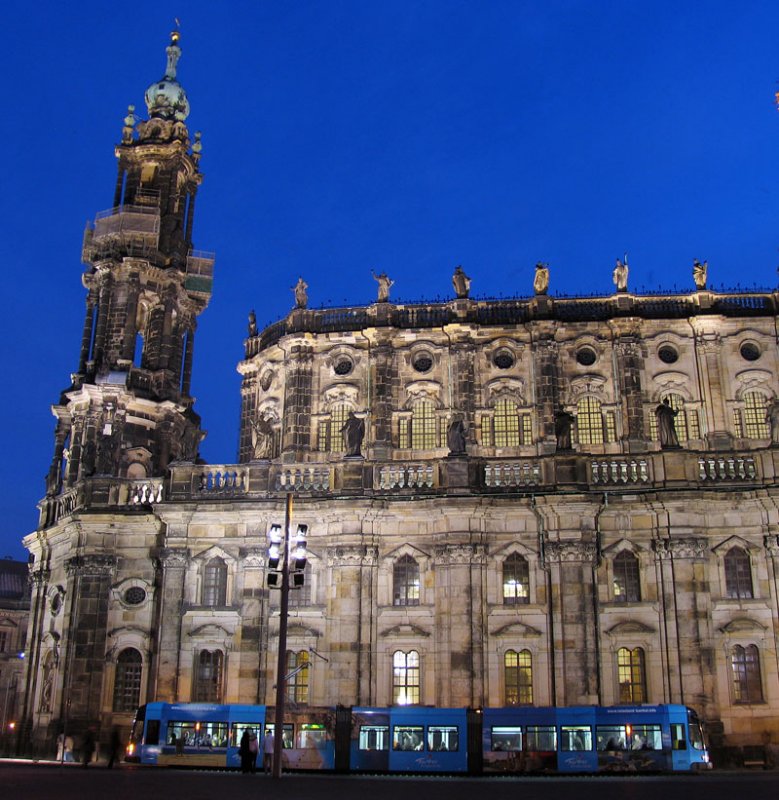 Zur blauen Stunde eine blaue Straenbahn Typ NGTD8DD der DVB vor der Kathedrale (ehem. Hofkirche); Dresden, 23.12.2007
