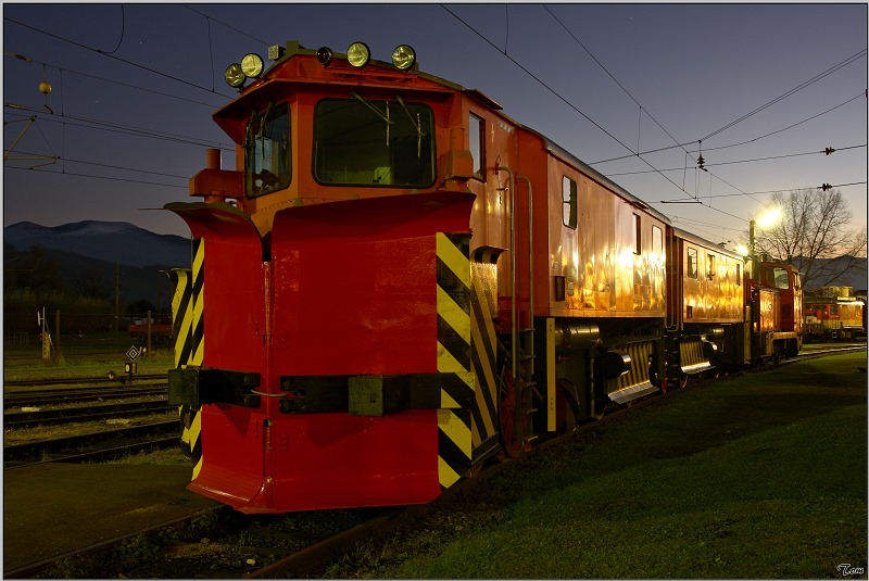 Zur blauen Stunde konnte ich die beiden Schneerumer 9760 032 & 317 in Knittelfeld ablichten.
26.10.2009