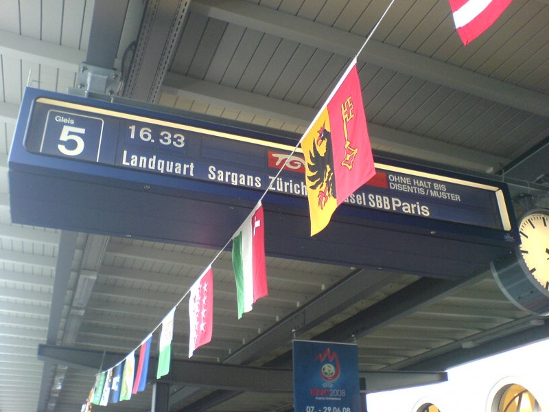 Zur Erffnung des Bahnhofs Chur fuhr ein TGV sogar auf Schmalspurgleisen. Fehlerhafter Zugzielanzeiger in Chur. Leider war die Girlande unverschiebbar im weg. 