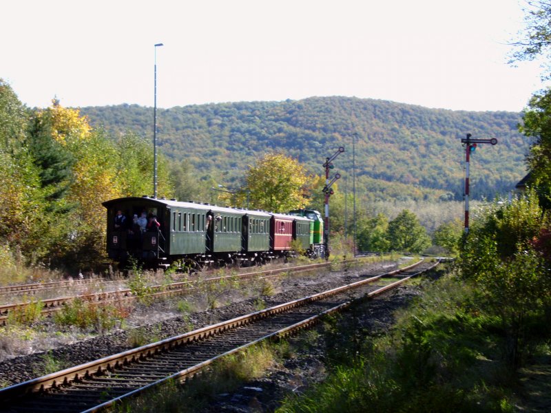 Zur Erffnung der Modellbahnausstellung in Bad Driburg kam auch der zu sehende Sonderzug, hier bei der Ausfahrt Richtung Ottbergen. Die Signale sind auch Geschichte, Bad Driburg ist nun nur noch ein Haltepunkt.