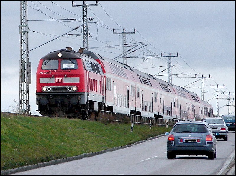 Zur Erffnungsfeier der neue Sundquerung in Stralsund, fuhr ein Pendelshuttle zwischen dem Bhf Rgendamm und Bhf Altefhr hin und her.218 431-5 kurz vor den Bhf Altefhr.  am 21.10.07 
