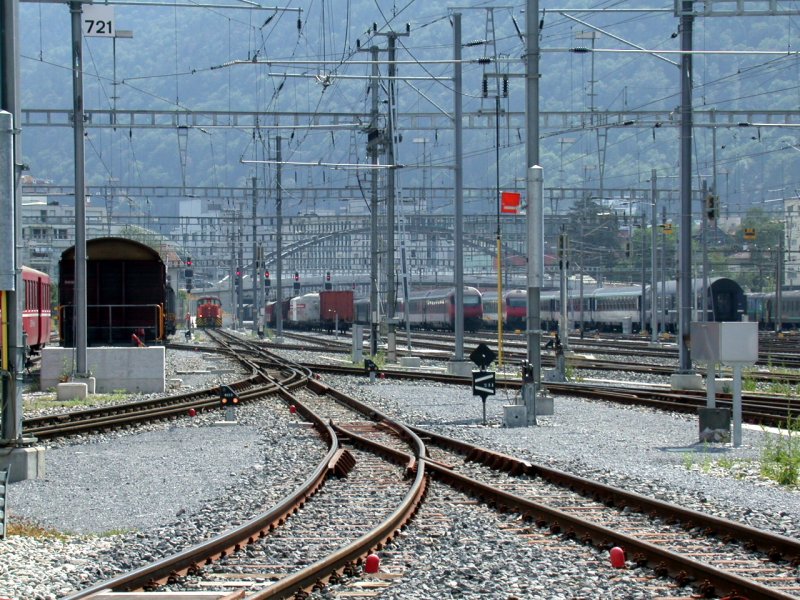 Zur Erreichung der Industriezone nrdlich der RhB Geleise in Chur mit Normalspurwagen muss mit zweimaligem Richtungswechsel mittels Dreischienengleis auf die andere Seite gewechselt werden. (04.07.2006)