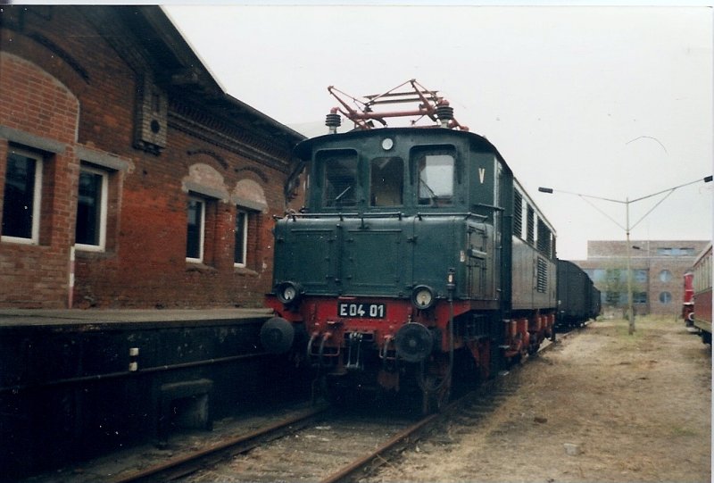 Zur einer Lokausstellung in Wismar im Juli 1998 kam E04 01 an die Ostseekste.