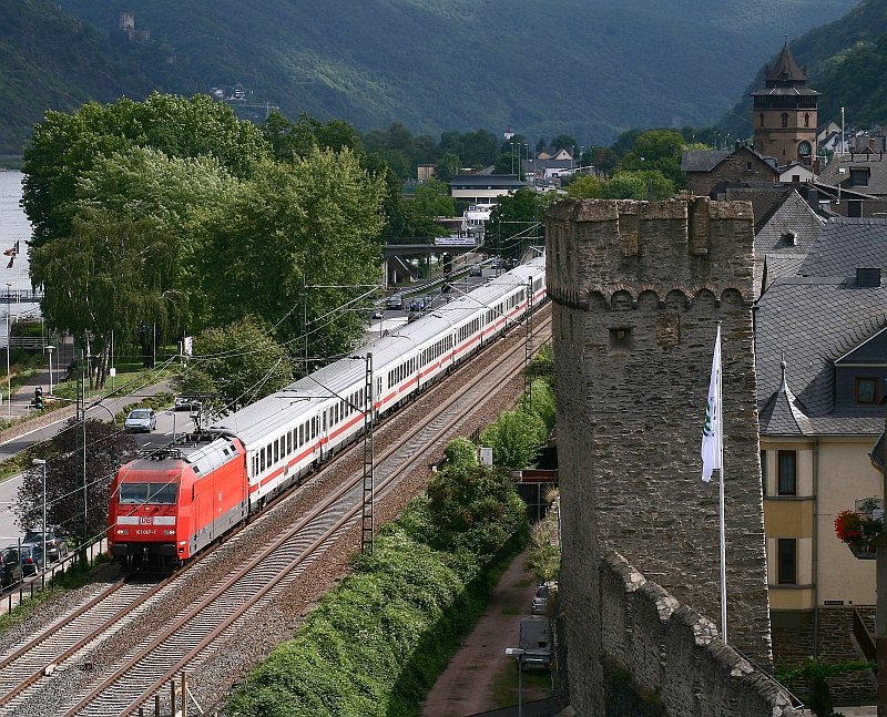 Zur Mittagszeit des 14. August 2008 durch f�hrt 101 067 mit einem IC Richtung Koblenz Oberwesel. Die Aufnahme entstand von der historischen Stadtmauer der Touristenstadt.
