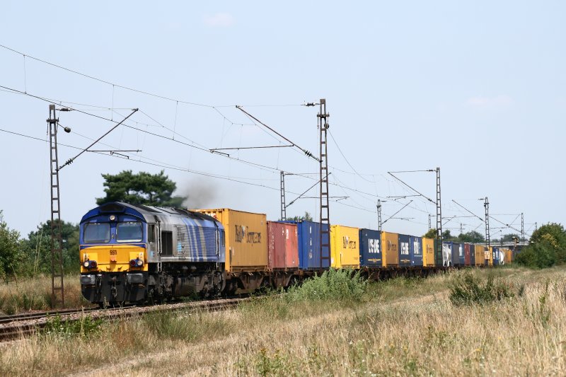 Zur Mittagszeit des 30. Juli drhnt ERS 66 11 mit dem DGS 40103 von Rotterdam Maasvlakte nach Melzo sdlich von Wiesental auf der KBS 700 Richtung Sden.