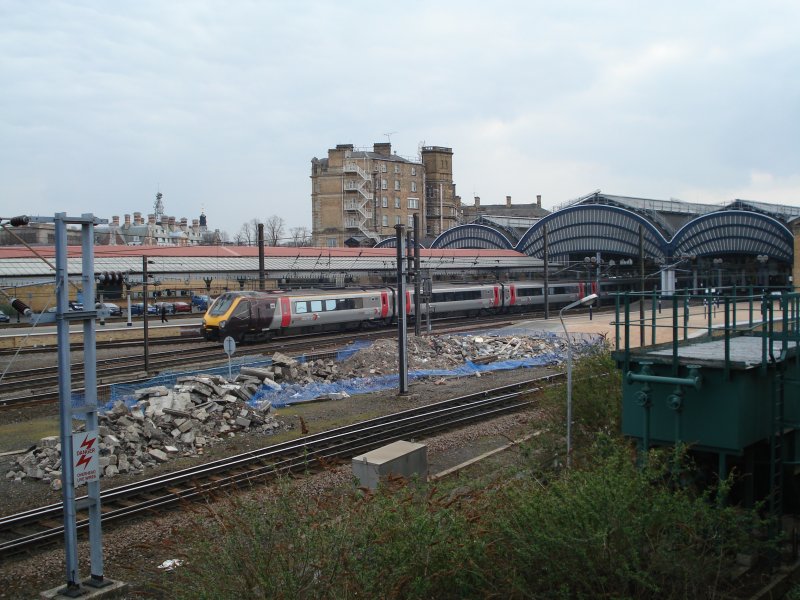 Zur Mittagszeit verl�sst am01.04.09 ein  cross country  Voyager-Triebzug den Bahnhof von York in Richtung Norden. 