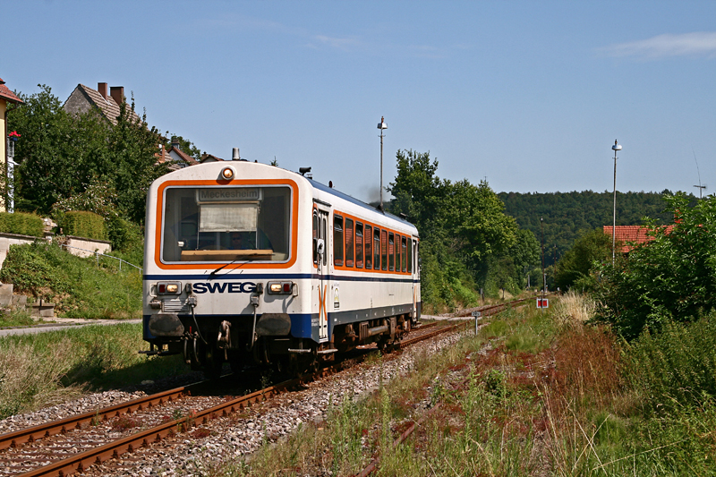 Zur Nachmittagszeit beschleunigt der Stammtriebwagen der Strecke nach Aglasterhausen, der im Jahr 1981 gebaute VT 120 vom Typ NE 81, auf seiner Fahrt von Aglasterhausen nach Meckesheim aus der Ortschaft Waibstadt.