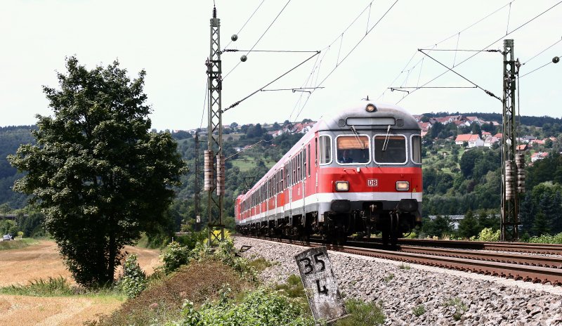 Zur Nachmittagszeit des 05.08.08 ist ein von einer 143 geschobener Regionalzug von Stuttgart nach Geislingen (Steige) bei Uhingen unterwegs.