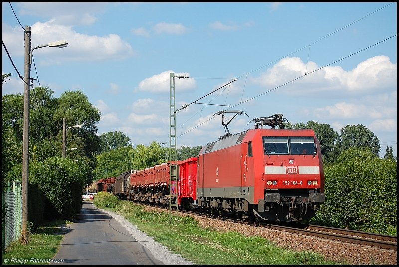 Zur Nachmittagszeit des 25.07.08 befhrt 152 164 mit ihrem gemischten Gterzug die Karlsruher GUB, aufgenommen in Hhe Karlsruhe-Rintheim.