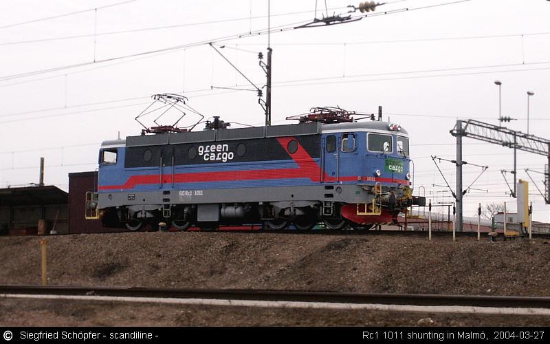 Zur Rangierlok degradiert: Rc1 1011 in Malm am 27.03.2004 - ausgerstet mit Funkfernsteuerung und Rangiererbhnen.