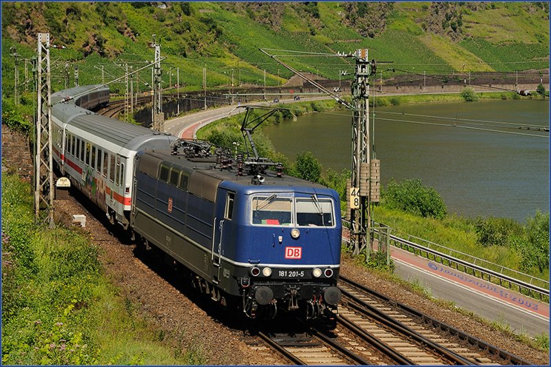 Zur rechten Zeit ... am rechten Ort, darauf kommt es an, wenn man halbwegs zufriedenstellende Eisenbahnfotos schieen will.

Also mu man vor dem beabsichtigten Schu wissen, an welcher Stelle der Strecke die Sonne gnstig steht und ob es dort ein gutes Pltzchen gibt.

Ein solcher Platz ist die etwas erhhte schmale Strae, die am nrdichen Bahnhofskopf in Cochem entlang der Weinberge und der Strecke fhrt. 
Aber nur am spten Nachmittag im Sommer steht die Sonne hier richtig, zu anderen Zeiten ist sie entweder bereits hinter den Bergen verschwunden
oder sie steht noch auf der anderen Seite der Strecke.

Zum richtigen Zeitpunkt erscheint hier der IC 434 aus Koblenz, der um 15:58 in Cochem eintrifft. 

Das vertrackte an der Situation:
Eine Minute spter verlt planmig der Gegenzug den Bahnhof Cochem in Richtung Koblenz.
Da ich damit gerechnet hatte, da eher der IC 434 aus Koblenz Versptung mitbringen wrde, 
postierte ich mich zunchst etwa 100 m weiter fr den entgegenkommenden IC 437.

Was passierte, ist ja klar: Murphy´s Law!

Superpnktlich erschien in der weiten Kurve zuerst IC 434 mit seiner blauen 181 201 und 
lie mich einen Spurt zu meinem vorher ausgesuchten Standpunkt machen, 
den ich gerade noch rechtzeitig einnehmen konnte. 
Uff!

Spurt zurck, denn jeden Moment kann jetzt IC 437 in der Kurve auftauchen!

Denkste! - 

IC 437 aus Luxemburg hatte fast zehn Minuten Versptung...

...passiert am 15.7.2008 um 16:00 Uhr ...



