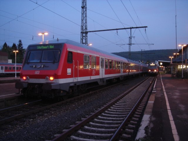 Zur Spten Stunde, stand dieser Regional Express zur abfahrt nach Stuttgart HBF bereit, wrend der im Hintergund zu sehene RE-Zug zur Abfahrt vorbereitet wurde. Aufgenommen am 21.04.07 in Aalen HBF.