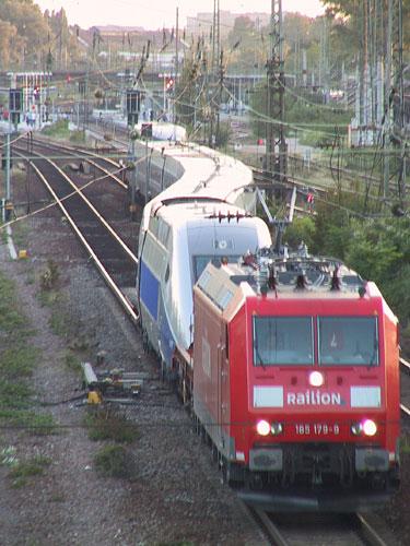 Zur technischen Inbetriebnahme wurde am 28.07.2004 ein TGV POS auf einen Eisenbahn-Testring nach Tschechien geschleppt. Hier kommt der Zug gerade aus dem Bahnhof Karlsruhe-Durlach und fhrt weiter auf die Pfinztalbahn Richtung Pforzheim und Stuttgart.