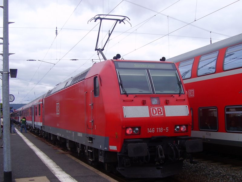 zur Veranstaltung KinzigtalTotal schob 146 118-5 einen Radlersonderzug Richtung Schlchtern. Der Zug bestand aus einem einstckigen Wagenpark. Die Fahrradwagen wurden von Mnchen nach Frankfurt berfhrt. Bahnhof Gelnhausen, 9.9.07