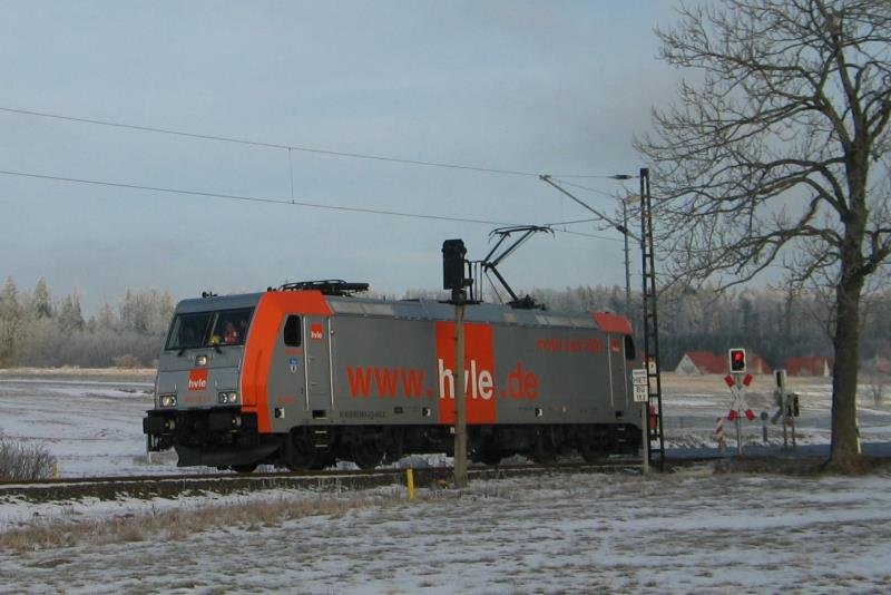 Zur Wiederaufnahme des elektrischen Zugbetriebs auf der Rbelandbahn fanden am 15./16.01.2009 Testfahten der sanierten Oberleitung statt. Dazu setzt die HVLE die E 185.01 / 185 583 ein. Hier verlsst die Maschine Elbingerode; 16.01.2009