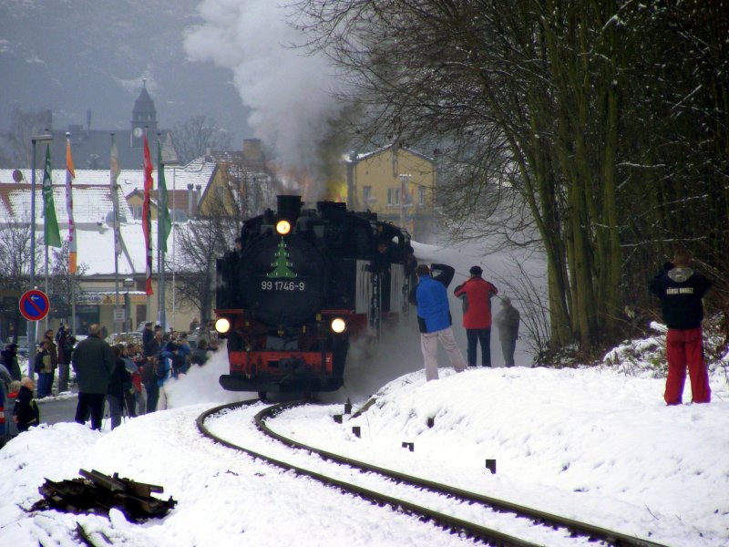 Zur Wiedererffnung der Weieritztalbahn am 13.12.2008 fand sich kaum noch ein freier Platz an der Strecke. Hier fhrt der Erffnungszug mit 99 1746-9 und 99 1771-7 durch Comannsdorf.