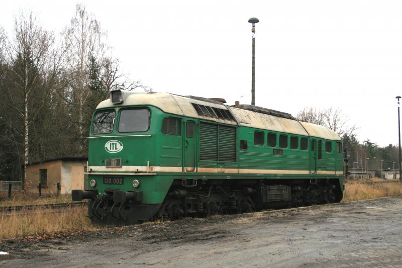 Zur Wochenendruhe im kleinen Ort Bernsdorf steht am 20.12.2006 die ITL 120 002 abgestellt.