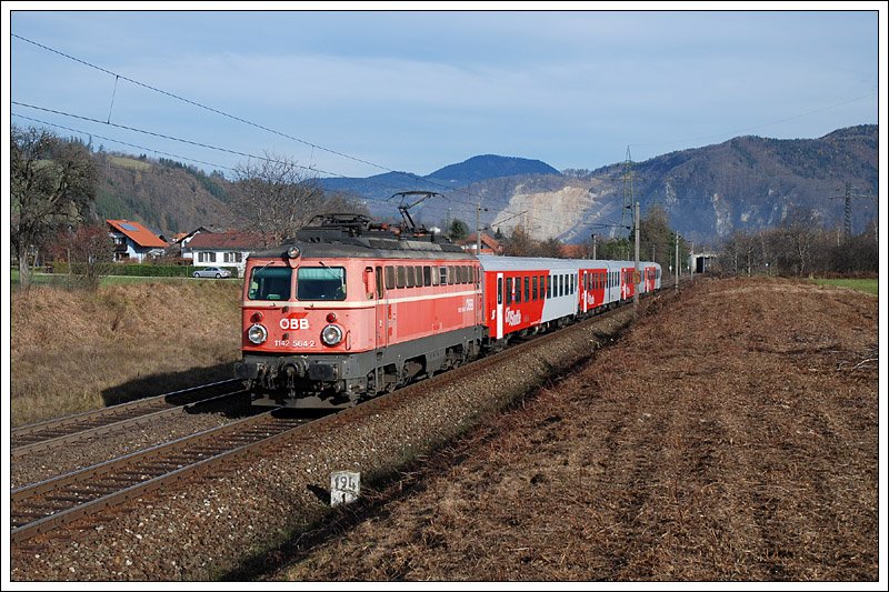 Zur Zeit sind im Groraum Graz fters Maschinen der BR 1X42 mit Altlack im Planeinsatz. Am 20.11.2008 bespannte 1142 564 die S1 (R 4055) zwischen Bruck an der Mur und Spielfeld-Stra. Die Aufnahme entstand kurz vorm Halt in Stbing.