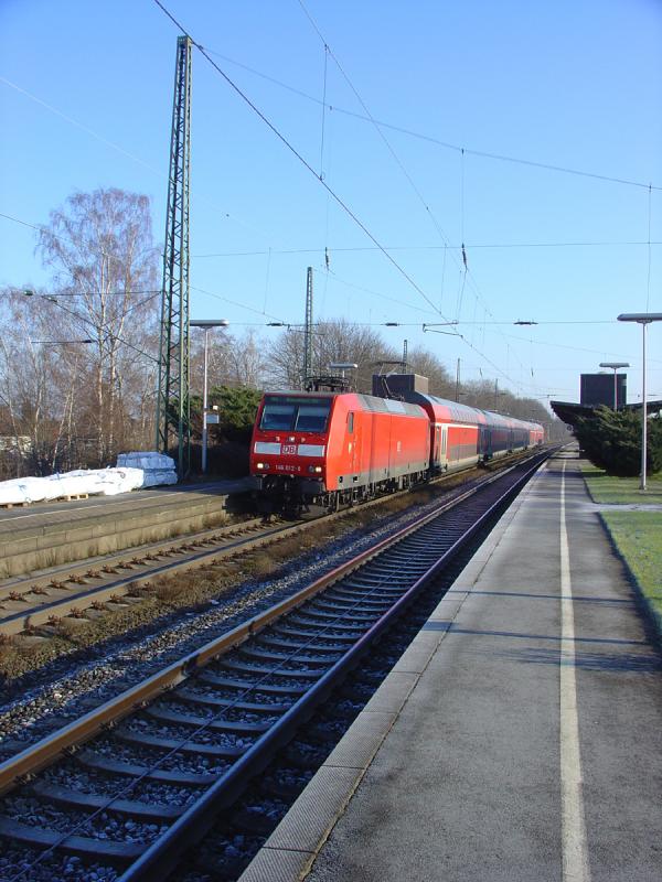Zur Zeit werden die Bahnsteigd�cher im Bahnhof Rheda-Wiedenbr�ck saniert. Am 16. Januar 2006, 12.18 Uhr wartet die Regionalbahn nach D�sseldorf auf das Abfahrtzeichen.