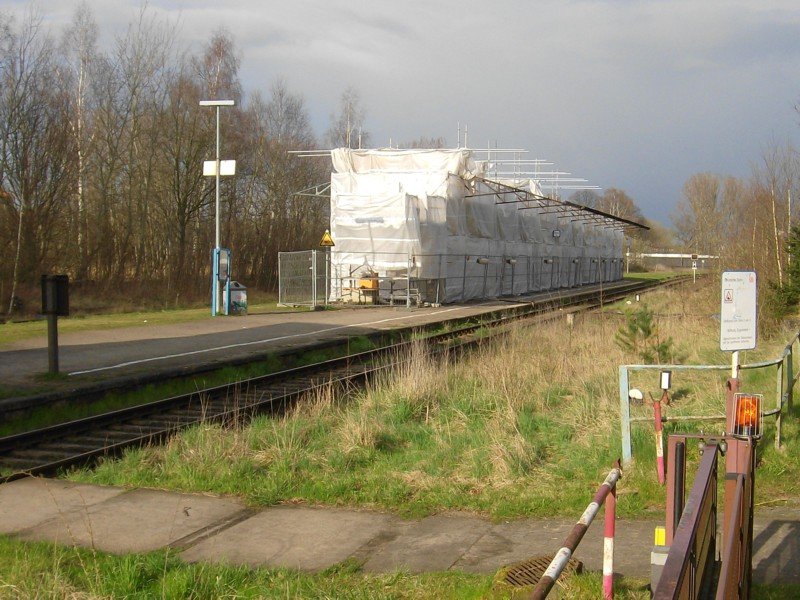 Zur Zeit wird das alte Schutzdach in Schnberg restauriert! Das Holzdach ist verschwunden und nun wird die alte Stahlkonstruktion per Sandstrahlen gereinigt! Im Vordergrund ist der berweg zu den Bahnsteigen 2 und 3. Gleis 1 kann man noch etwas erkennen... (Aufgenommen am 6.04.08)