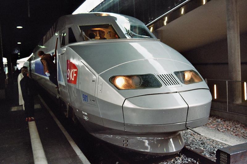 Zur Zeit wird rund die Hlfte der TGV-Flotte modernisiert. Der erste TGV mit dem neuen Interieur, konnte am 17.09.2005 im franzsischen Teil des Bahnhofs Basel besichtigt werden. Entworfen wurde das komplett neue Innendesign vom franzsischen Modeschpfer Christian Lacroix.