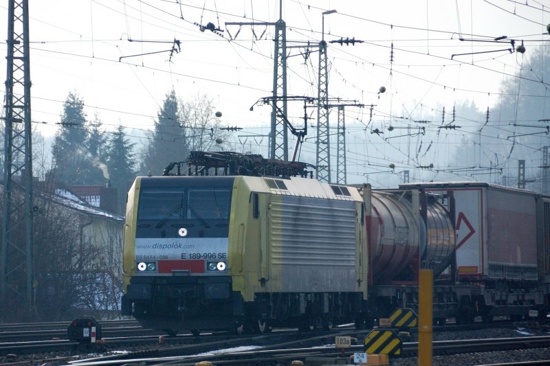 Zur�ck aus  Bella Italia  : ES 64 F4-096 mit einem gemischten Tragwagenzug kurz vor der Einfahrt des Bahnhofes Treuchtlingen, von der KBS 920 kommend. (28.11.2008)