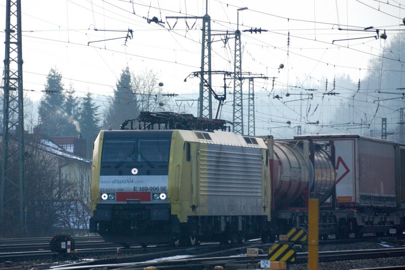 Zurck aus  Bella Italia  : ES 64 F4-096 mit einem gemischten Tragwagenzug kurz vor der Einfahrt des Bahnhofes Treuchtlingen, von der KBS 920 kommend. (28.11.2008)