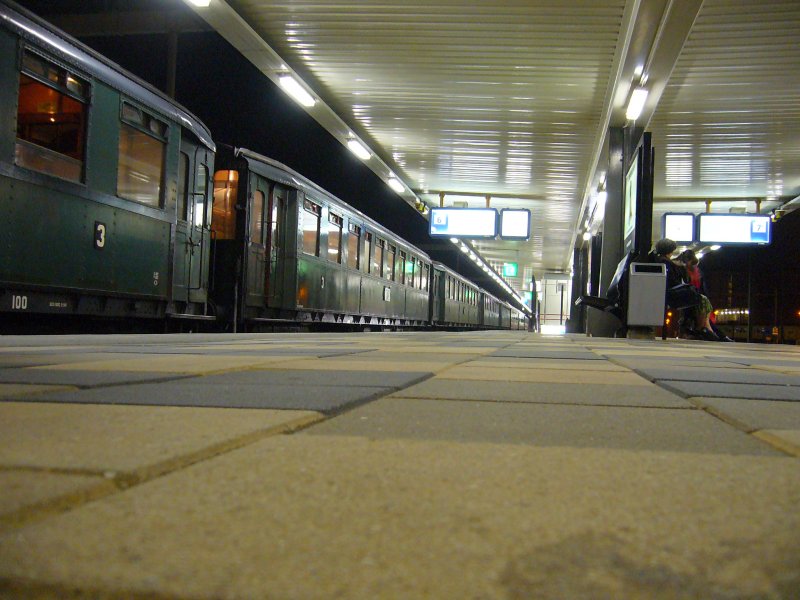 Zurck aus Friesland wartet den Zug im Bahnhof Zwolle auf was kommen geht, Sonntag 22. 4. 2007 - 2200 uhr