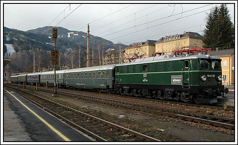 Zurck von Mrzzuschlag nach Wien wurde der Sonderzug E 16022 nur mehr mit 1041.15 bespannt. Das Foto zeigt den Zug in Mrzzuschlag vor der Abfahrt.