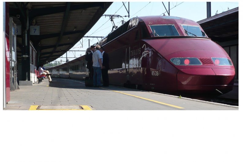 Zurck in Oostende, nach einem stimmungsvollen, gelungenen Minibahnbildertreffen in Brssel Zuid, traff ich noch zu meinem Glck den Thalys No:4538 an, der kurz nach meiner Ankunft, bereitgestellt wurde, um die Fahrt nach einer Wartezeit in Richtung Brssel M/Paris, gare du nord aufzunehmen. Bemerkbar ist auch, der links stehende Zugchef mit der neuen, gehobenen Uniform. (30.05.09)