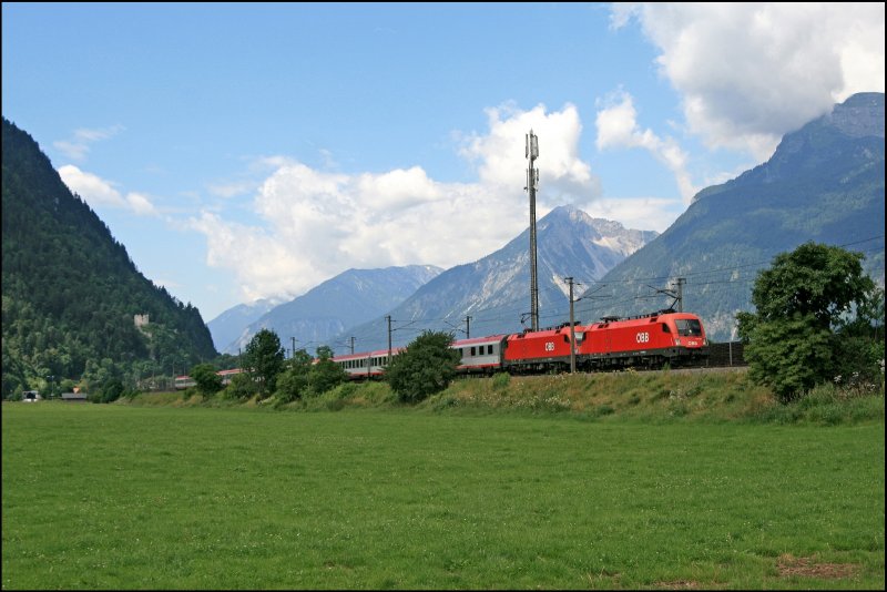 Zusammen geht es leichter: Zwei 1116er haben den OEC 565  TIROLER Festspiele ERL  in Innsbruck Hbf bernommen und schleppen ihn bei Rattenberg-Kramsach durch das Inntal zum Ziel Wien West. (05.07.2008)
