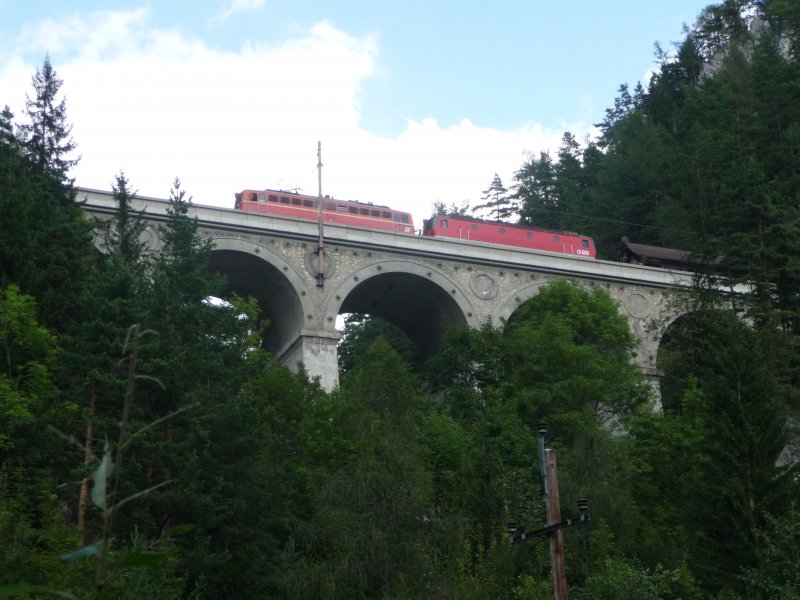Zusammen mit einer 1044 zieht eine 1142 einen Gterzug ber das Krauselklausel-Viadukt in Breitenstein (Steiermark, 28.08.08)