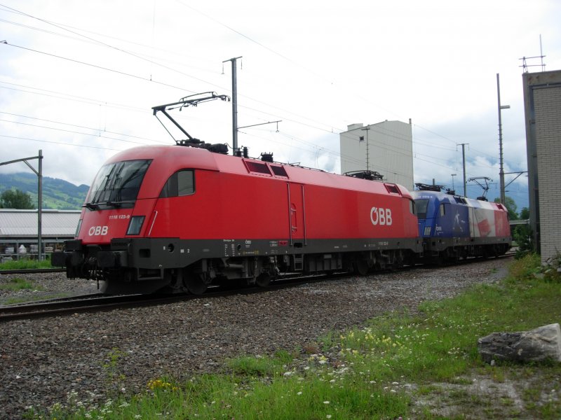 Zusammen mit 1116 123-9 brachte 1116 003-3 *EM-Frankreich* den Autozug 44706 nach Buchs SG. 20.07.08
