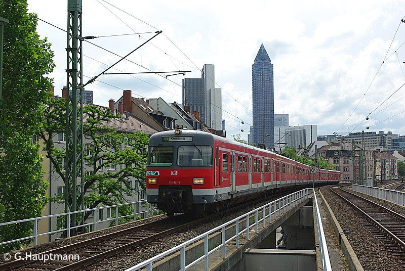 Zusammen mit 420 320 fhrt 420 363 am 31.05.09 als S4 Kronberg in den oberen Teil des Bahnhof Frankfurt West ein.