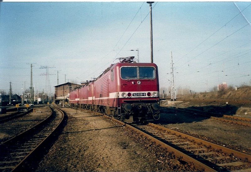 Zusammen mit zwei anderen Schwestermaschinen stande 143 938 an einem Januartag 1998 auf einem Lokwartegleis in der Einsatzstelle Berlin Rummelsburg.