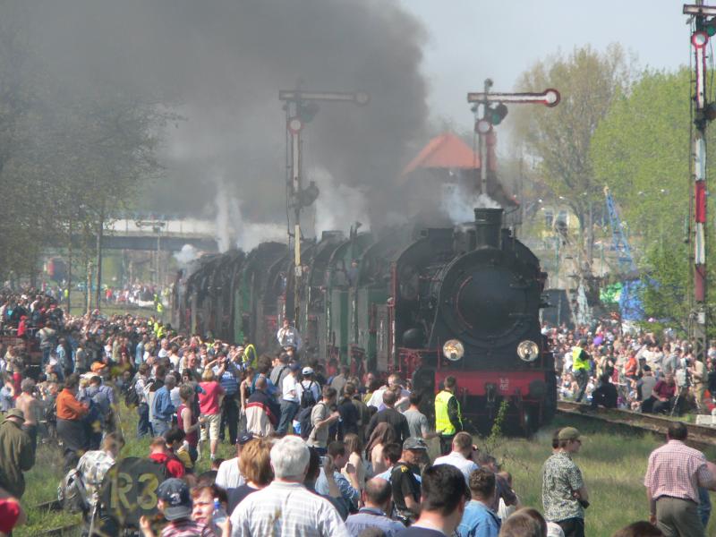 Zusammengekoppelt und pfeifend fuhren die polnischen und deutschen Loks an den Fans vorbei. 30.4.2005, Wolsztyn
