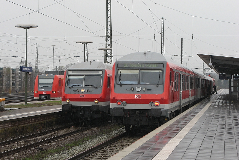 Zusammenkunft im Bahnhof Nienburg/Weser am 13. April 2008: Links 424 518 mit einer S2 nach Hannover Hbf, in der Mitte ein RE nach Minden/Westfalen und daneben ein RE nach Rotenburg/Wmme.