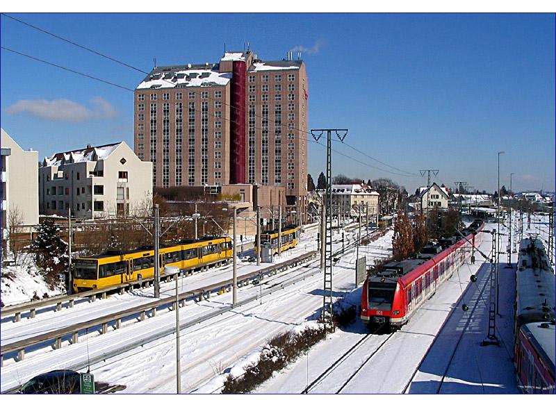 Zusammentreffen -

S-Bahn und Stadtbahn am Bahnhof Stuttgart-Vaihingen. 

28.02.2005 (M)