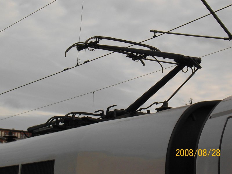 Zusehen sind die Stromabnehmer eines schweiztauglichen ICE 1 der als ICE 908 gerade aus Berlin Sdkreuz eingefahren ist. Hamburg 28.08.08.