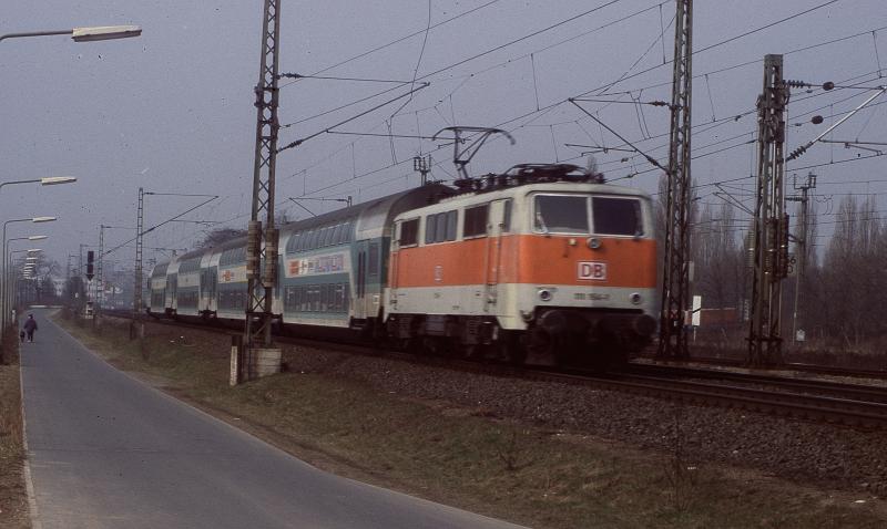 Zwar halte ich das heutige einheiliche Cola Dosen Rot auch nicht fr der Weiheit letzten Schlu aber diese Kombination der letzten 111 (Rhein/Main Gebiet) im S-Bahn Organge Look mit dem Mint Grn Wagen ist fr meine Begriffe absolut scheulich. Jetzt warte ich nur noch auf den letzten Versuch mit der Farbe Lila.