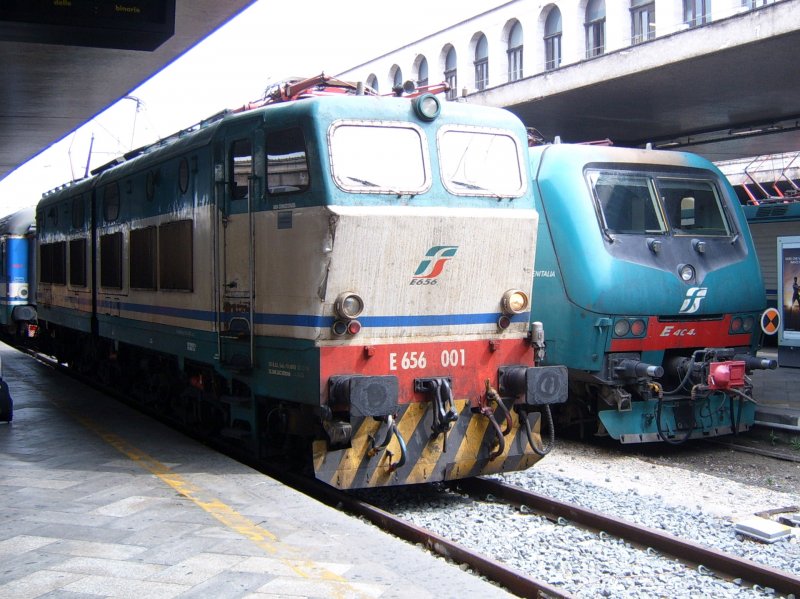 Zwar licht- und winkeltechnisch nicht das beste Bild, aber dafr relativ interessant, da es sich links um E 656 001 handelt! (Roma Termini, 28.05.2009)