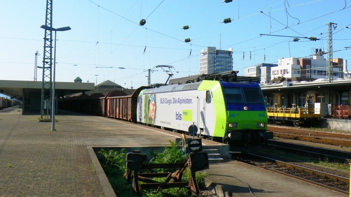 Zwar wenig fotogen war diese Situation. 485 003 im neuen  Alpinisten-Look  kam Ende Juli in Basel Badischer Bahnhof an. Nach nem kleinen (gewonnenen) Wettrennen gab es auch dieses Bild.