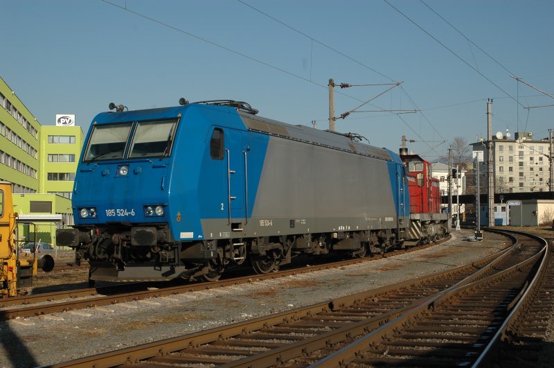Zwecks Fristarbeiten heute am 31.1.2007 in Graz eingetroffen - LTE 185 524. Im Zuge dieser Arbeiten wird sie auch das LTE  Design analog LTE 185 528 erhalten. Die Aufnahme etstand bei der berstellung der Lok vom Grazer Hauptbahnhof auf den Graz Kflacher Bahnhof durch die GKB.