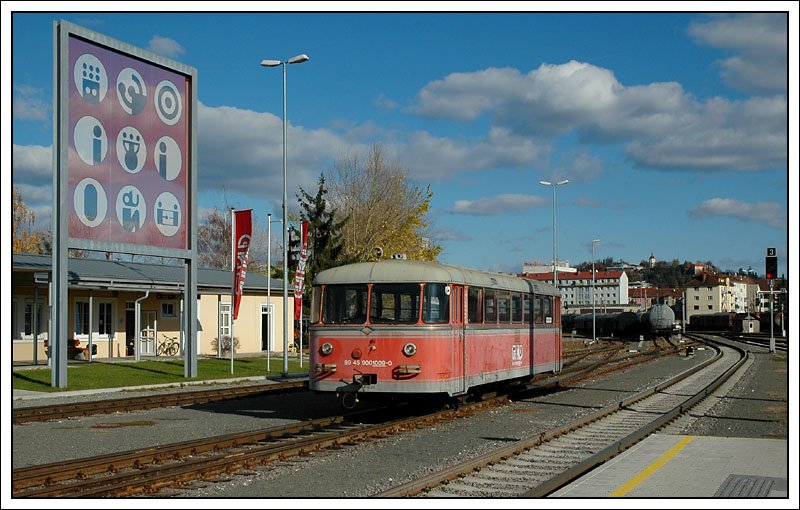Zwecks Hinterstellung in Kflach wurde gestern am 5.11.2007 der VT 10.09 der GKB von Graz nach Kflach als LP NZ 8411 in Verkehr gesetzt. Die Aufnahme entstand vor der Abfahrt am Graz-Kflacher Bahnhof. Im Hintergrund ist der Grazer Schloberg zu sehen.