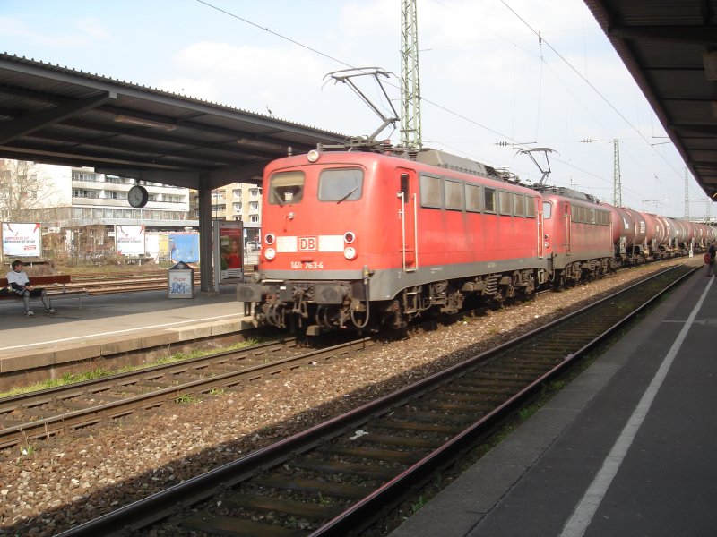 Zwei 140er eine davon ist die Br.140 763-4 zogen am 10.04.06 einen Kesselwagenzug mit ca. 50 wagen durch Pforzheim Hbf.