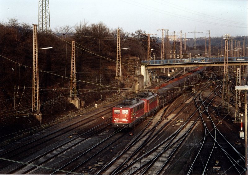 Zwei 140er fahren mit einem leeren Kohlezug in den Rangierbahnhof Hagen-Vorhalle ein. Aufgenommen im Frhjahr 2006.