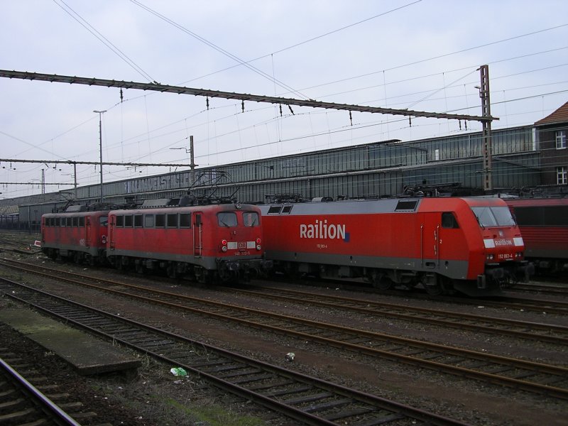 Zwei 140er ,in der Abstellgruppe Wanne Eickel Hbf,
davon die 140 772-5 als Zuglok ,werden Arbeits-Einsatz vorbereitet.(28.01.2008)